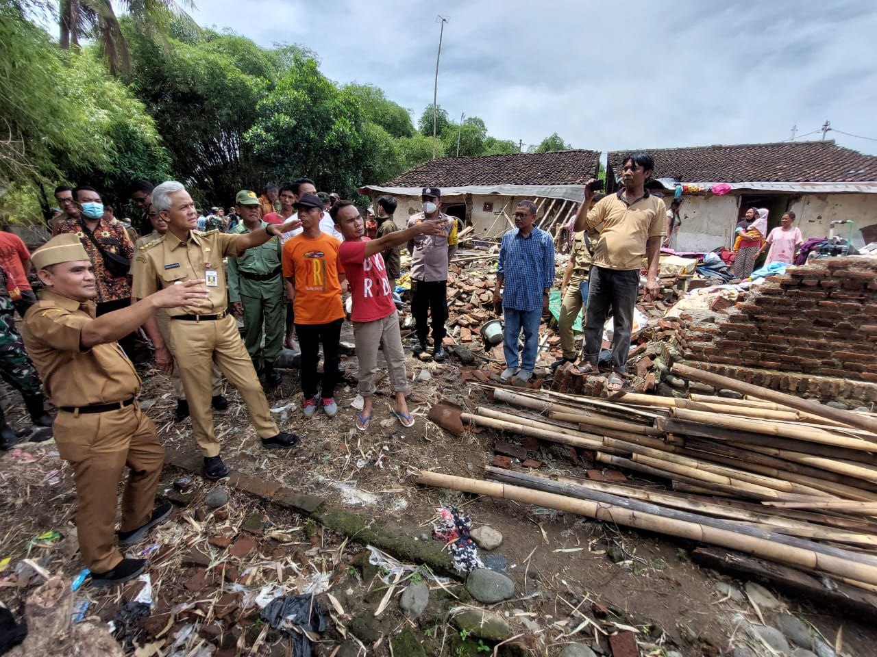 Gubernur Jawa Tengah, Ganjar Pranowo berkunjung ke Kecamatan Jatibarang, Brebes, Senin (9/1/2023). Ganjar meninjau beberapa lokasi terdampak banjir 