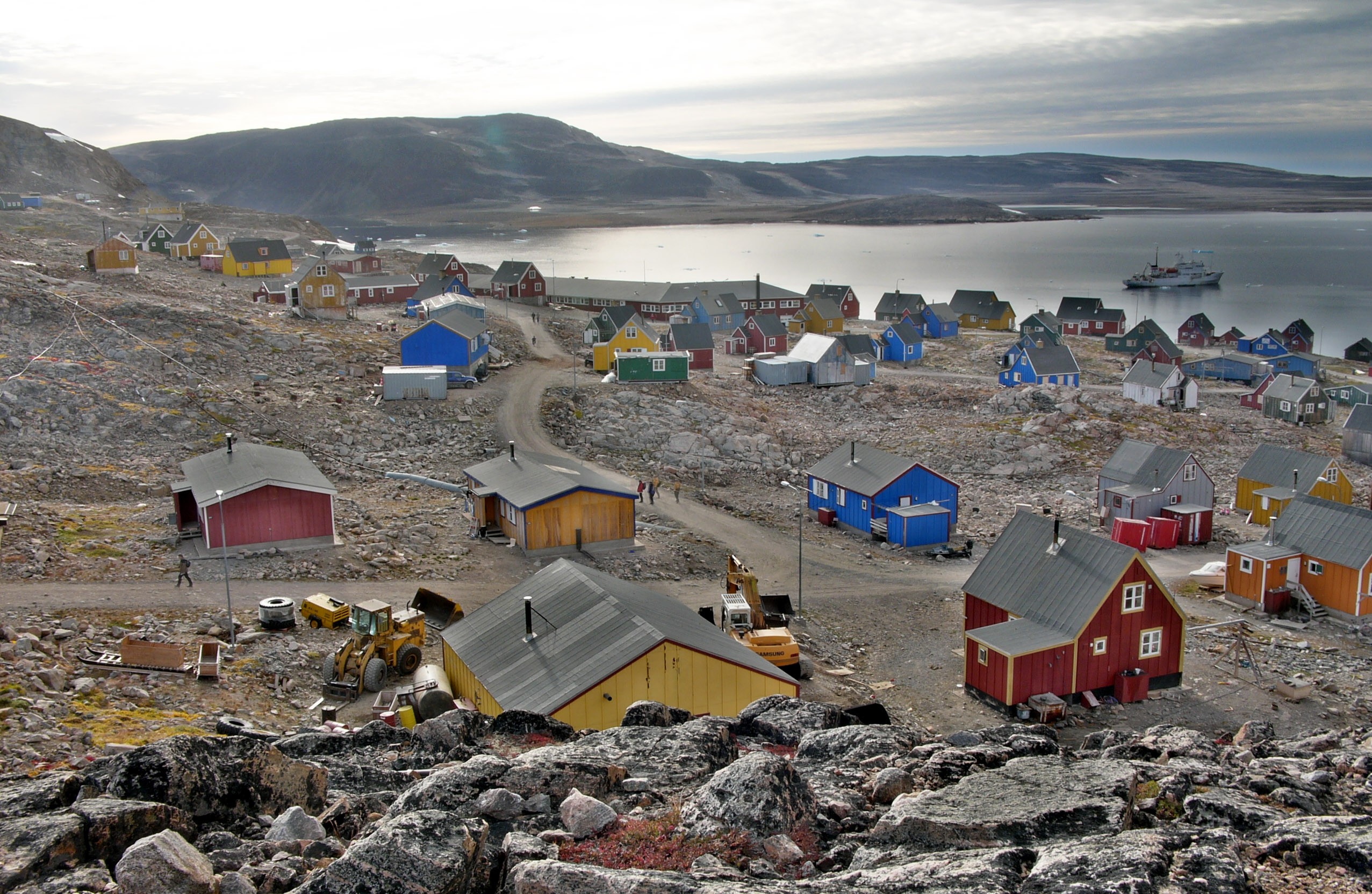 Сколько человек живет на островах. Иллоккортоормиут Гренландия. Островна кергеленд Кергелен остров. Население острова Кергелен. Данеборг Гренландия.
