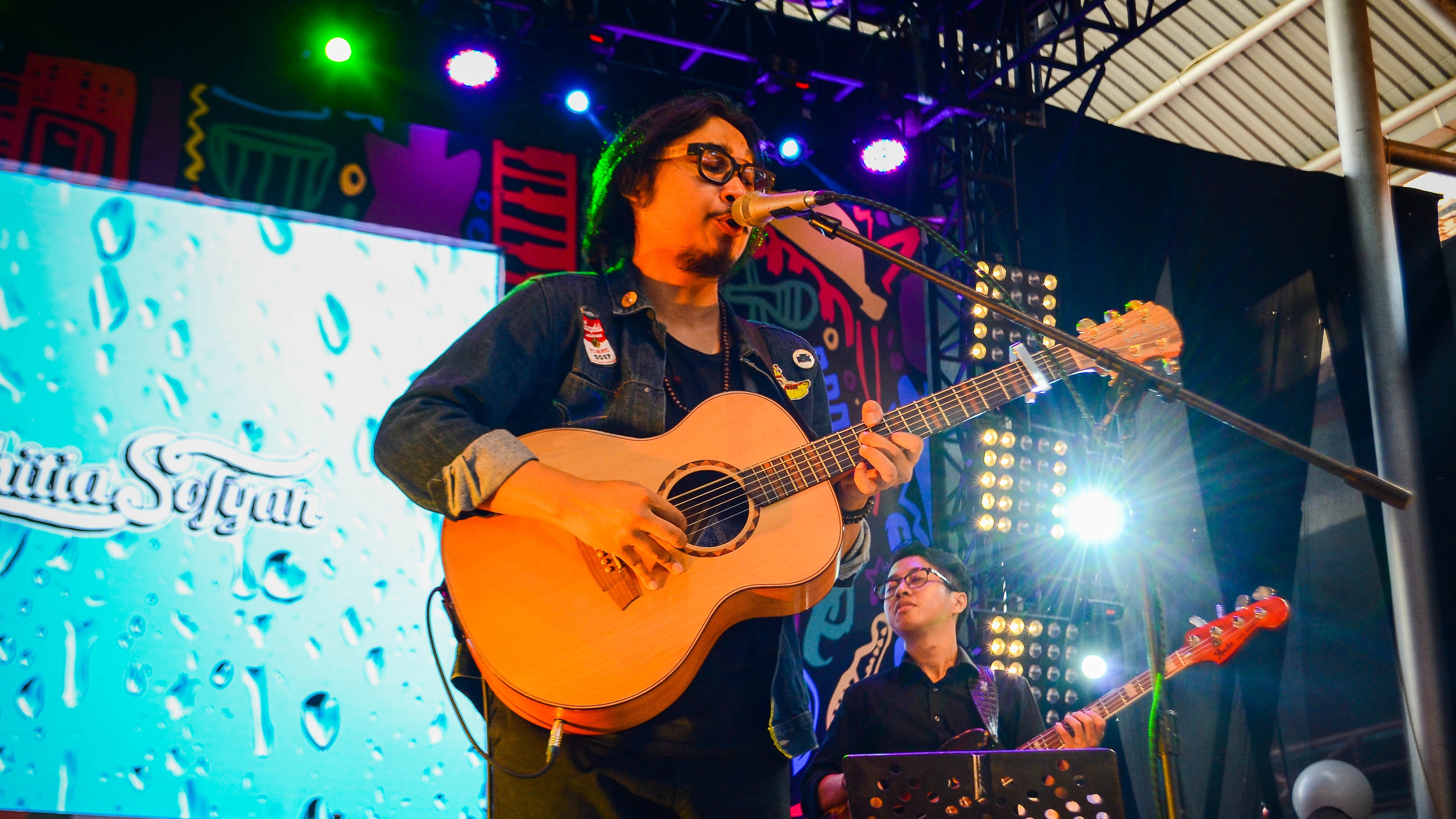 Mengenal Adhitia Sofyan, Penyanyi Lagu Sesuatu di Jogja yang Sedang Hits