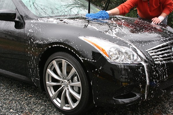 Ilustrasi Orang Sedang Mencuci Mobil 