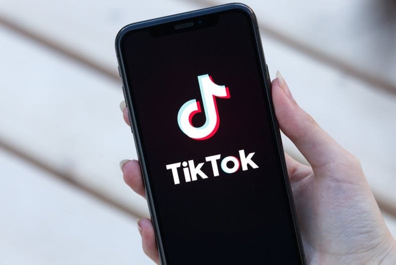 Ilustrasi Bermain TikTok di HP 