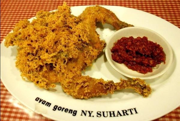 Ilustrasi Ayam Goreng Nyonya Suharti 