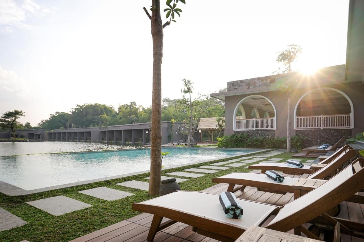 Menginap Sambil Menikmati Danau di Westlake Resort Jogja