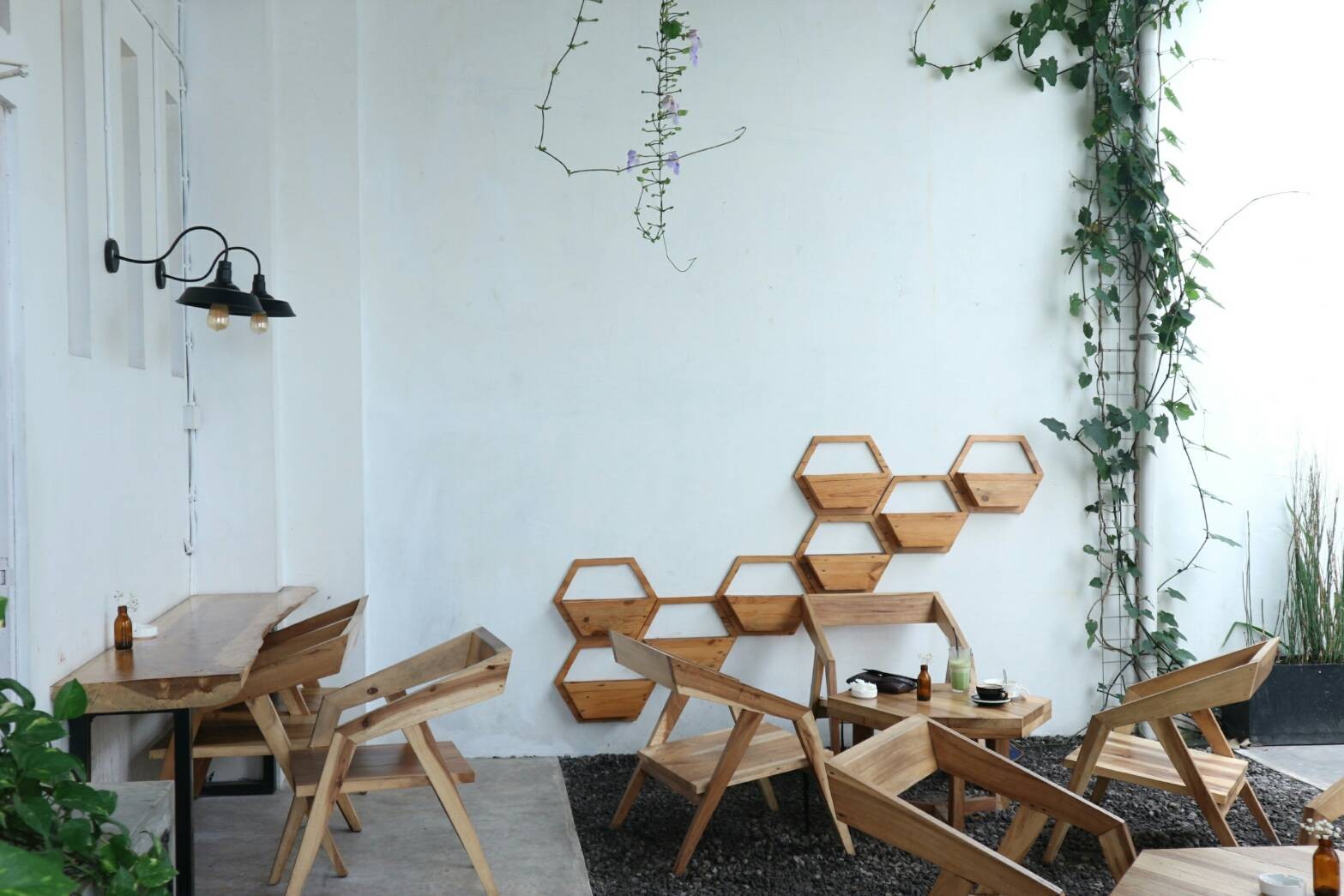 Interior minimalis di Hayati Coffee 