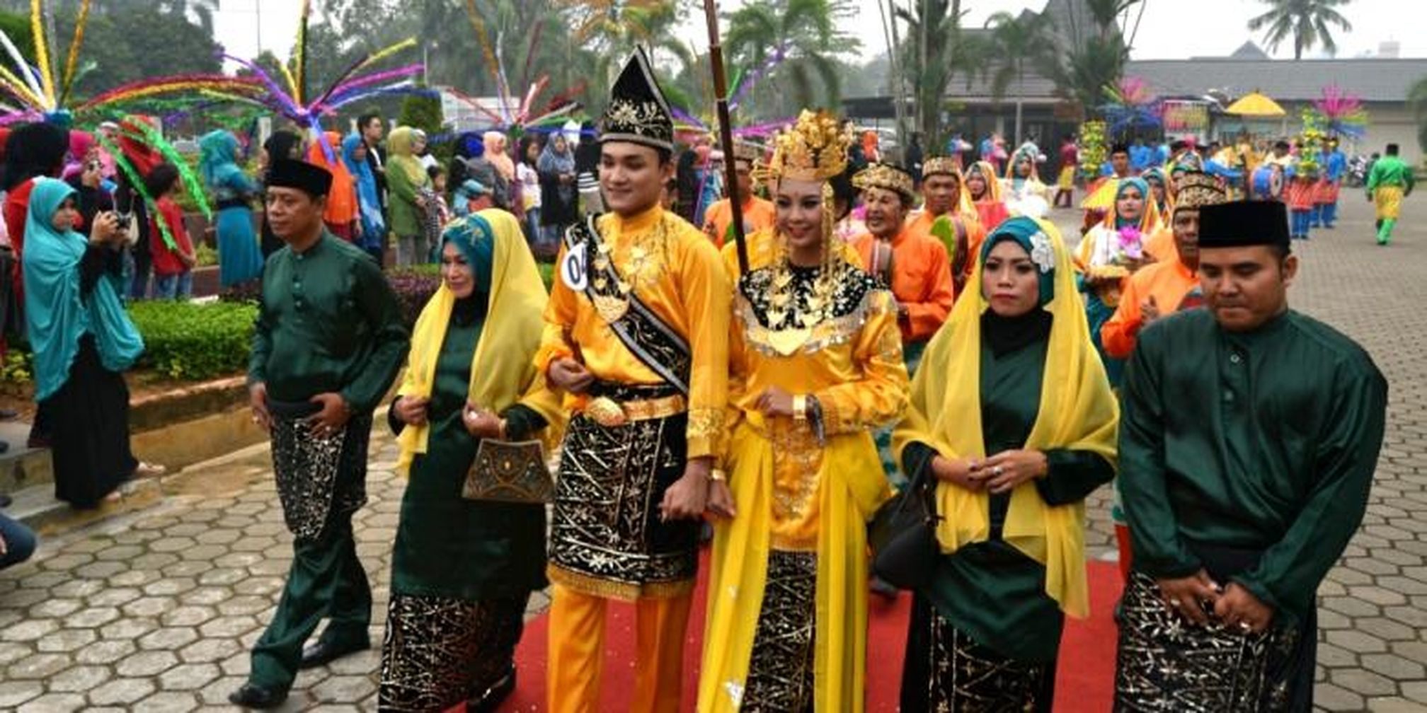 Keunikan Pakaian  Adat  Kalimantan Barat Pontianak yang  