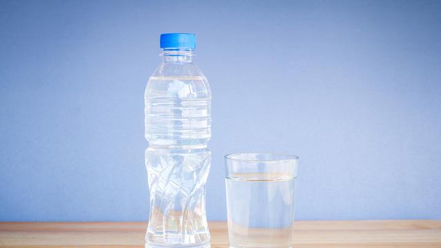 Awas Mengisi Ulang Air  di Botol  Plastik  Berbahaya untuk  