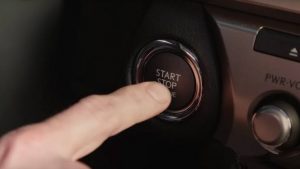 Cara menyalakan mobil start engine