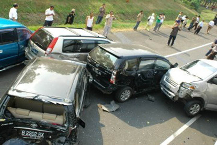 Kecelakaan beruntun Tol Cikampek-Jakarta