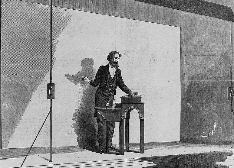 Charles Dickens jelang akhir hayatnya membacakan buku untuk umum (Wikimedia Commons)