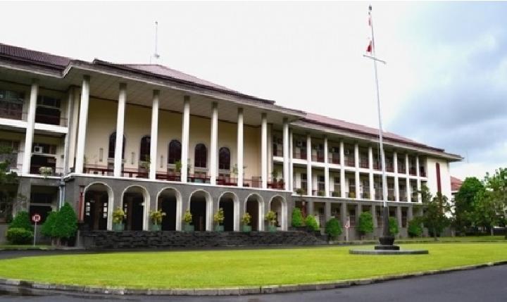 Berita Hari Ini: Guru Besar Positif Covid-19, UGM Minta ...