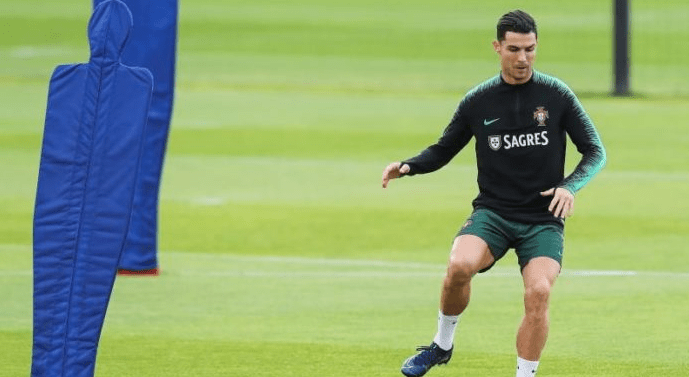 Bosan Berdiam di Rumah, Cristiano Ronaldo Pinjam Stadion ...