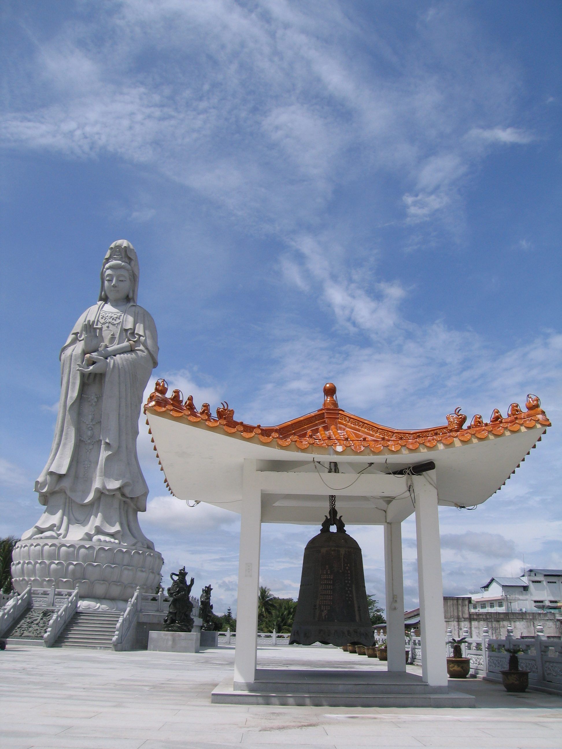 Menakjubkan! Vihara Avalokitesvara di Karo Memiliki Patung ...