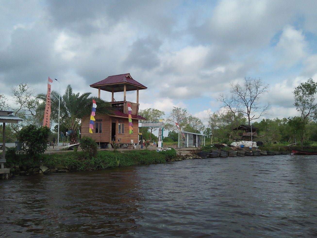 Pulau Besusen di Selat Tanjung Medan, Liburan ke Pulau ...