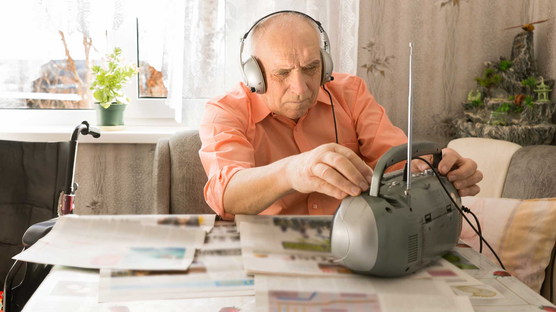 Почему слушают радио. Слушать радио. Пожилые люди в наушниках. Дедушка радио. Дед с радио.