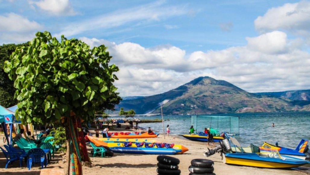 Pantai Pasir Putih Situngkir, Pesona Pantai di Tengah ...