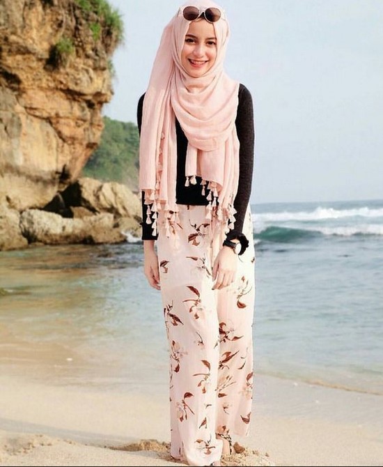Tips Tetap Trendy Saat Liburan di Pantai  untuk  Hijabers 