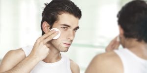 Cara mengangkat sel kulit mati pada wajah pria