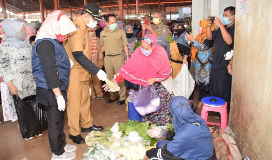 Berita Jateng: Bupati Banyumas Belanja di Pasar Sokaraja ...