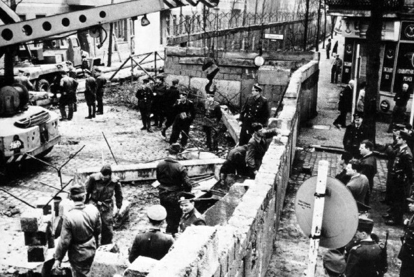 13 Agustus 1961, Pembangunan Tembok Berlin  